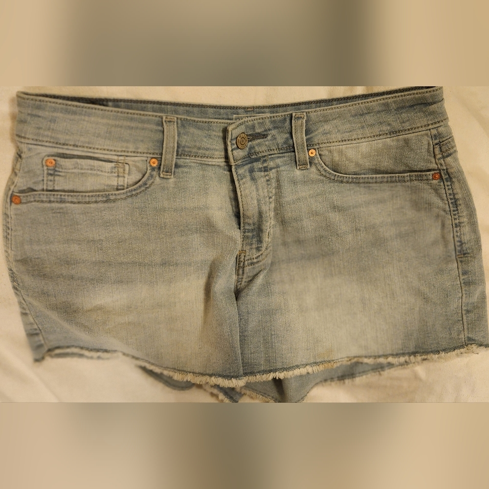 Size 8 Levi Strauss Mid-Rise denim shorts